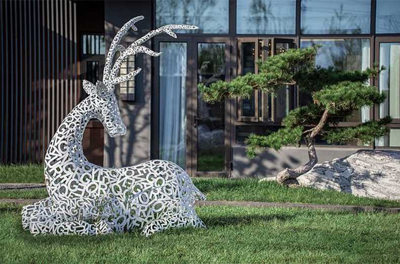 不銹鋼鹿，不銹鋼鏤空鹿，鏤空鹿景觀擺件，鏤空鹿雕塑，河北不銹鋼鹿廠家.jpg