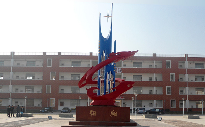 不銹鋼雕塑制作完成之后，需要對表面進行打磨噴漆，這樣才可以獲得想要的表面效果，不銹鋼雕塑打磨噴漆有一些注意事項，下面給大家介紹一下。